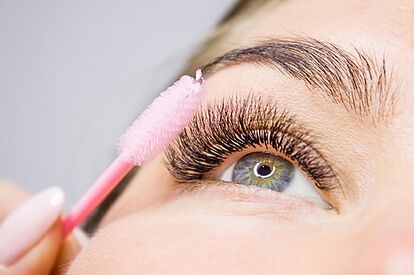 ¡Hechiza con tu Mirada: Descubre el Secreto del Aceite de Ricino para Pestañas que hipnotizan!